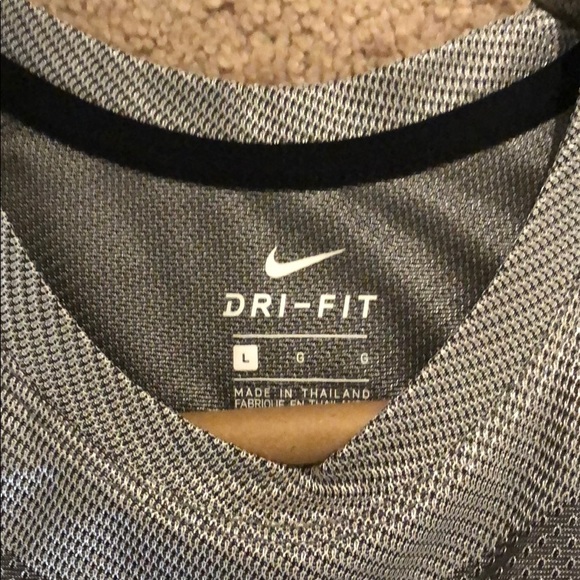 Nike women’s top - Picture 4 of 4